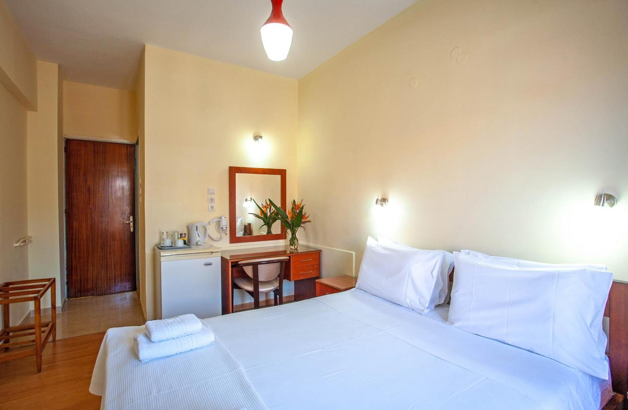 Lucia Hotel Chania  Bagian luar foto